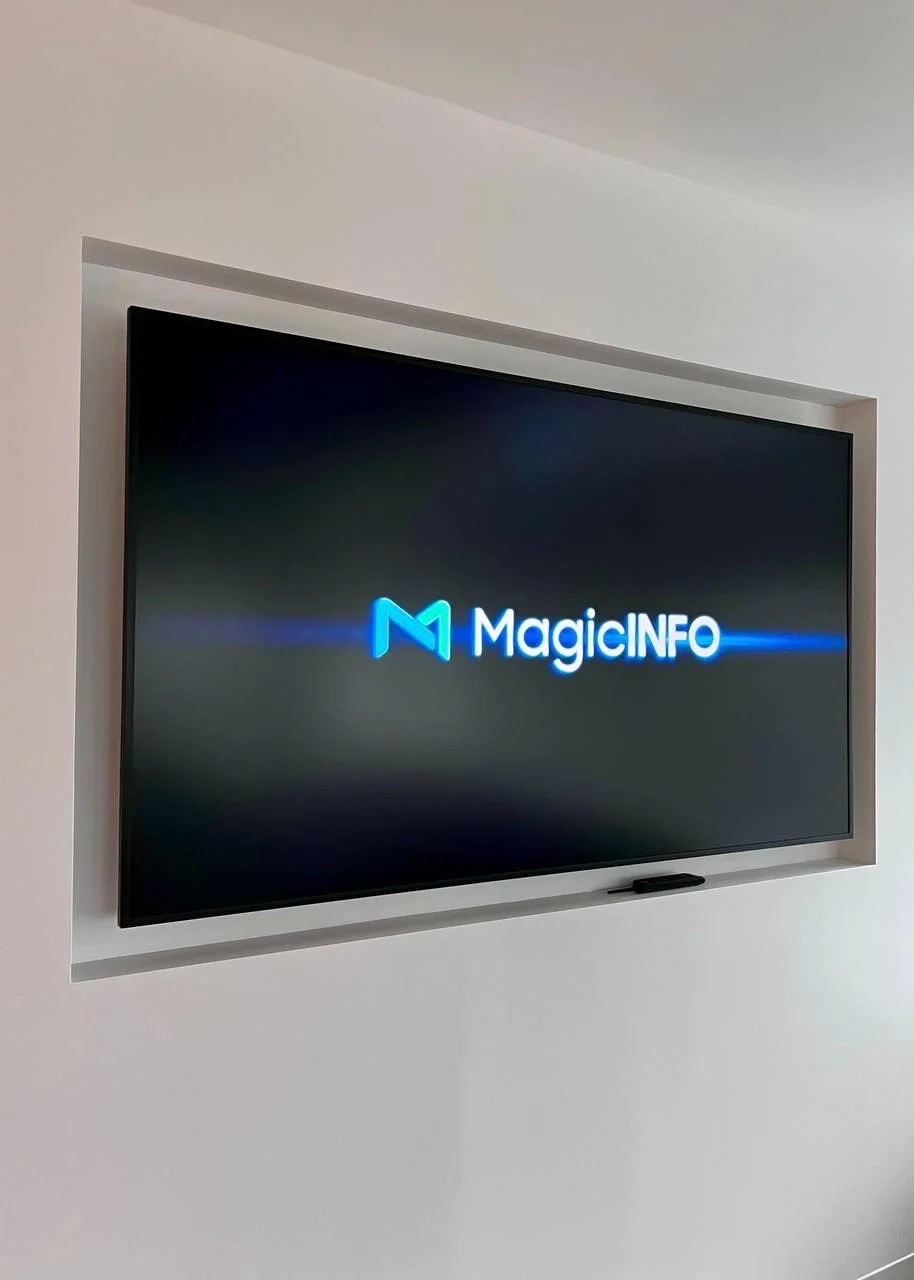 A fitted screen recess